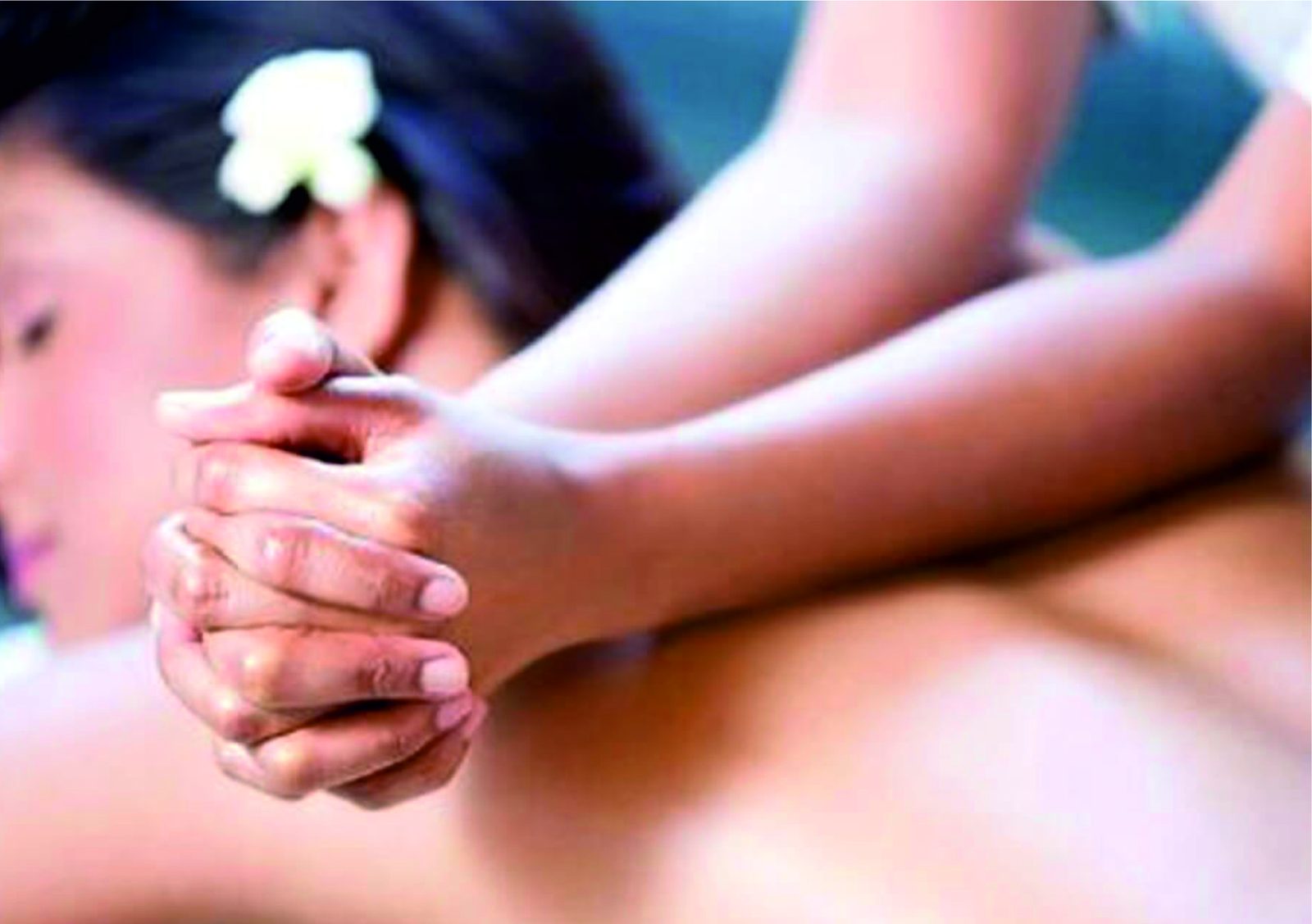 Massagem Lomi-Lomi havaiana — movimentos longos e fluidos